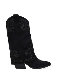 Botas de vaquero de ante negro con punta afilada, adornadas con tachuelas plateadas en un patrón en espiral, tacón bajo y apilado, y una tira en la parte superior.