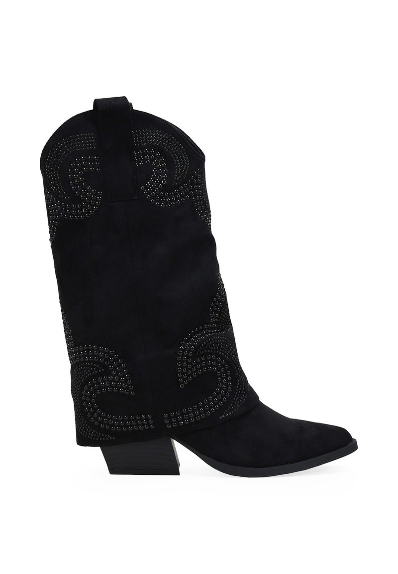 Botas de vaquero de ante negro con punta afilada, adornadas con tachuelas plateadas en un patrón en espiral, tacón bajo y apilado, y una tira en la parte superior.