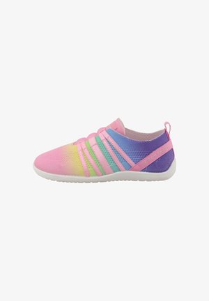 Chaussure de sport multicolore présentant un dégradé de rose, violet et vert. Fabriquée en mesh respirant, avec des détails en bande élastique et une semelle blanche.
