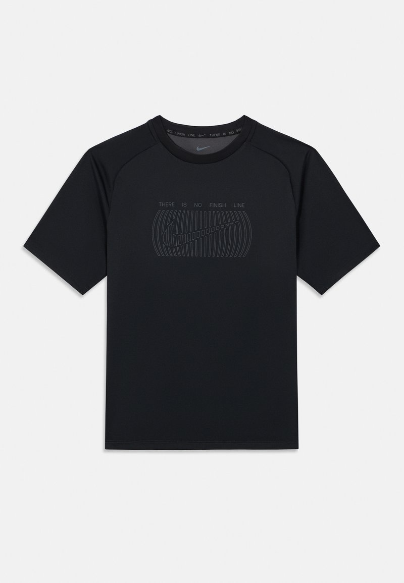 T-shirt de sport noir à manches courtes avec un col rond et un imprimé graphique texturé disant "IL N'Y A PAS DE LIGNE D'ARRIVÉE" en gris foncé.