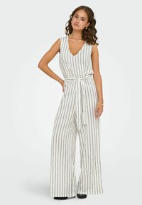 Jumpsuit bianco senza maniche con strisce verticali blu navy. Caratterizzato da una profonda scollatura a V, vita con cintura e taglio a gamba ampia. Tessuto dalla consistenza morbida.