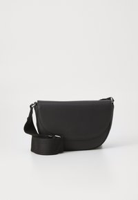 Borsa a tracolla in pelle nera con patta curva, dalla texture liscia e con tracolla in tessuto rimovibile. Design semplice senza hardware visibile.