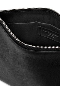 Borsetta nera in pelle con zip, dotata di un esterno texturizzato, foderata in tessuto e con tasca interna. L'etichetta riporta "Gianni Chiarini, made in Italy."