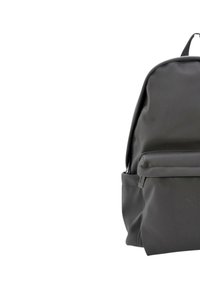 Zaino in nylon nero con texture liscia, forma arrotondata, manico superiore e tasca frontale con cerniera. Design semplice senza pattern o accenti visibili.