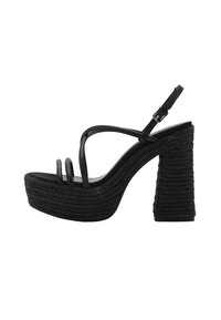 Črne platform sandale z pletenimi wedges, ki imajo tri tanke naramnice, nastavljivo zaponko in teksturirano podplat.