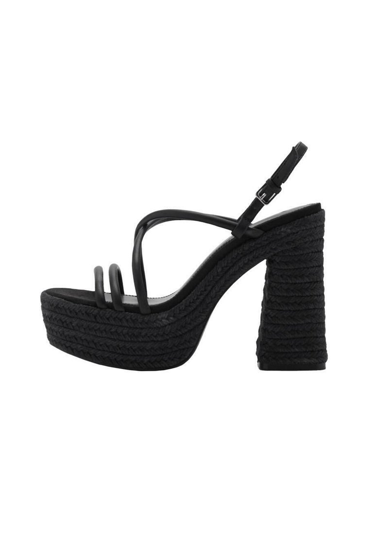 Črne platform sandale z pletenimi wedges, ki imajo tri tanke naramnice, nastavljivo zaponko in teksturirano podplat.