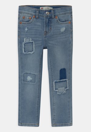 Jeans in denim azzurro chiaro con patch strappati, bordi sfilacciati e una vestibilità aderente. Dotati di chiusura a bottone e stile a cinque tasche.