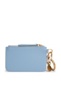 Portafoglio in pelle blu con ferramenta dorata, chiusura a zip e dettaglio di portachiavi intrecciato. Texture liscia, forma rettangolare, dettaglio di cuciture minimal.