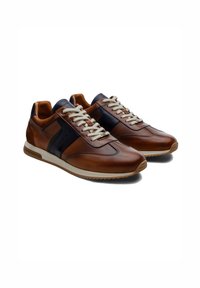 Sneakers in pelle marrone con accenti blu navy, dettagli texture, lacci crema e suola in gomma. Presentano lati perforati per una migliore traspirabilità.