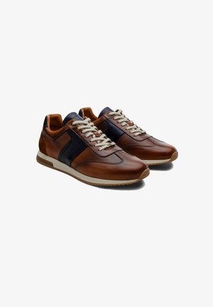 Sneakers in pelle marrone con accenti blu navy, dettagli texture, lacci crema e suola in gomma. Presentano lati perforati per una migliore traspirabilità.
