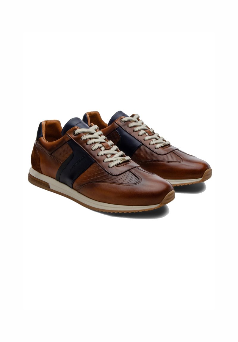 Sneakers in pelle marrone con accenti blu navy, dettagli texture, lacci crema e suola in gomma. Presentano lati perforati per una migliore traspirabilità.