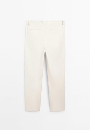 Pantaloni in cotone beige con taglio dritto, dotati di una vita, due tasche posteriori e orli puliti. Nessun marchio o motivo visibile.