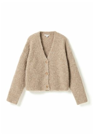 Béžový plyšový pletený kardigan s dlouhými rukávy a třemi hnědými knoflíky vpředu, položený na bílém pozadí.
