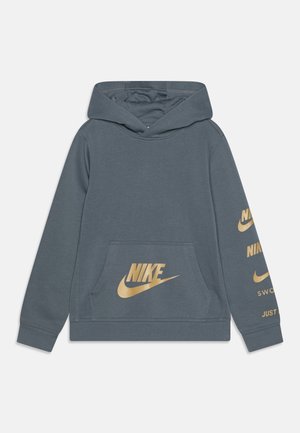 Felpa grigia con tasca frontale, loghi Nike dorati sul petto e sulle maniche, e cappuccio con coulisse. Tessuto morbido con una consistenza liscia.