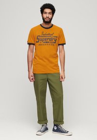 Superdry & Co RINGER WORKWEAR GRAPHIC - Camiseta estampada - heritage ochre brown eclipse navy