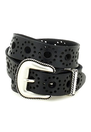 Cintura nera in pelle con fori circolari disposti a motivo e fibbia in metallo argentato con bordi intrecciati, arrotolata su sfondo bianco.