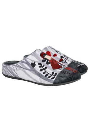 Zapatillas con forro de felpa en un patrón forestal en gris y blanco, que presentan un personaje con capucha roja adornado con corazones y florcitas. Textura suave.