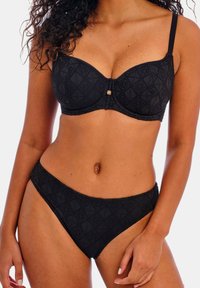 Set di reggiseno e bikini nero con tessuto testurizzato e motivo a diamante, supporto con ferretto, spalline regolabili e chiusura decorativa anteriore.