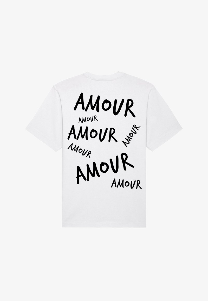 Weißes T-Shirt mit kurzen Ärmeln, das auf der Rückseite wiederholt fett gedruckten schwarzen Text mit dem Wort "AMOUR" in verschiedenen Größen und Ausrichtungen zeigt.