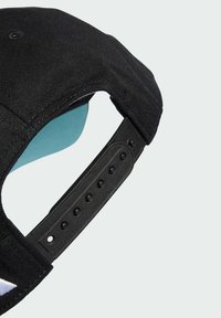 Gorra negra con un tejido texturizado y visera curvada. Cuenta con una correa de plástico ajustable con múltiples ranuras para ajustar el tamaño.