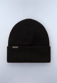 Czarna dziana czapka beanie z podwiniętym brzegiem. Posiada małą, metaliczną metkę z logo z przodu. Miękka tekstura i bezszwowy design.