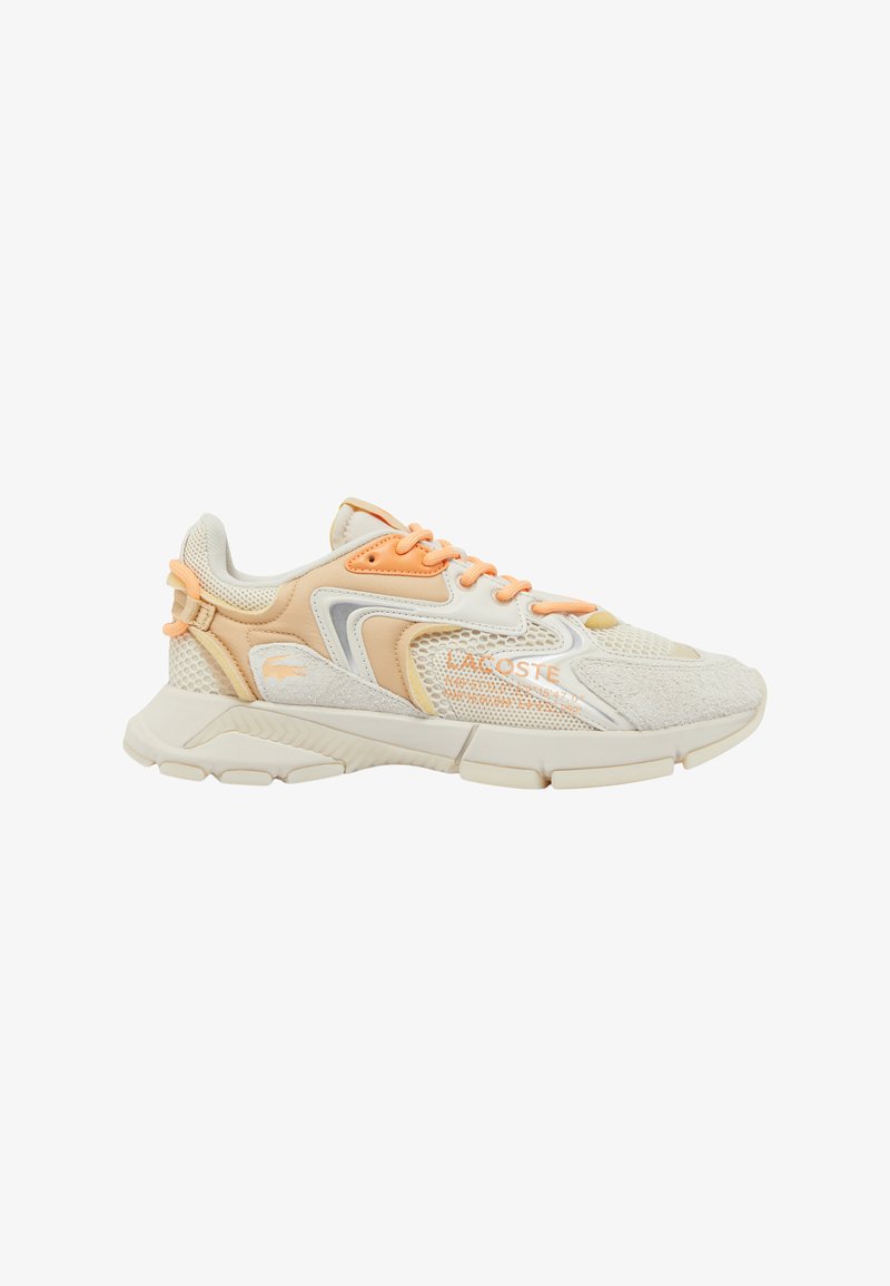Sneakers leggere in tonalità crema e pesca, con pannelli in rete, dettagli testurizzati e lacci bianchi a contrasto. Branding discreto sul lato.