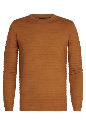 Pulover tricotat maro cu un model texturat în dungi. Prezintă mâneci lungi și un decolteu rotund. Materialul pare moale și durabil.