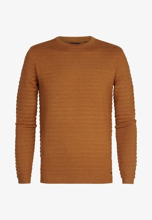 Pulover tricotat maro cu un model texturat în dungi. Prezintă mâneci lungi și un decolteu rotund. Materialul pare moale și durabil.