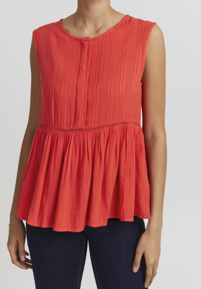 Top peplum sin mangas en rojo con rayas texturizadas verticales y un escote redondeado; presenta un dobladillo fruncido y un delicado ribete en la cintura.