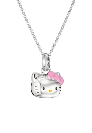 Srebrny naszyjnik z zawieszką w kształcie głowy Hello Kitty, z czarnymi oczami, wąsami, żółtym nosem i różową kokardką na prawym uchu.