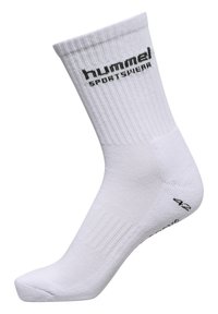 Białe skarpetki sportowe o prążkowanej strukturze, z czarnym logo "hummel" i napisem "SPORTSKIHER" blisko góry. Okrągły czubek i wyściełana podeszwa.