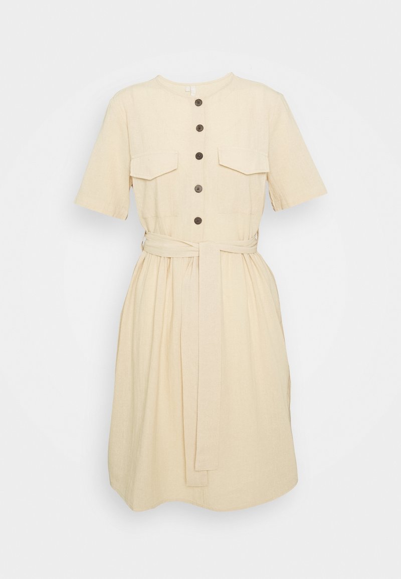 Robe en lin beige avec des manches courtes, deux poches poitrine, des boutons sur le devant et une ceinture nouée pour un ajustement réglable. Texture lisse.