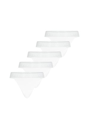 Fem hvide kvinders bikini-underbukser med blonder, arrangeret diagonalt på en ensfarvet hvid baggrund.