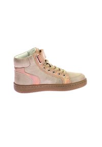 Zapatilla de caña alta en cuero beige con un acento rosa brillante, parte delantera con cordones y correa en el tobillo. Superficie texturizada y suela de goma marrón.