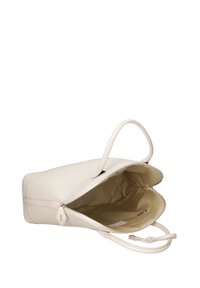 Beige leren tas met een gestructureerde vorm, een ritsluiting en twee hengsels. Het interieur heeft een gladde, lichtgekleurde voering en een klein vak.