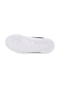 Czarne sneakersy z białą gumową podeszwą. Podeszwa zewnętrzna ma teksturowany wzór siatki oraz okrągłe detale zapewniające przyczepność i wsparcie.