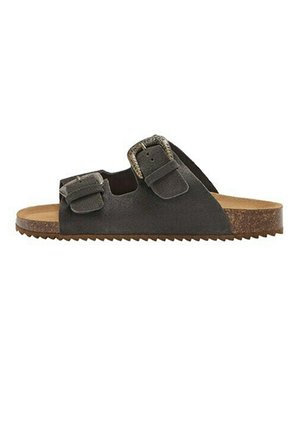 Sandalo in camoscio nero con due cinturini regolabili con fibbia, suola in sughero e suola in gomma testurizzata, mostrato di lato su sfondo bianco.