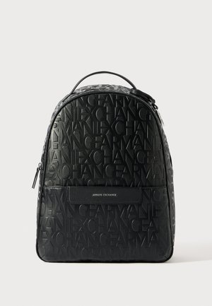 Must musta Armani Exchange seljakott, millel on reljeefne logo muster ja eesmine lukuga tasku, üks ülemine käepide ja hõbedane luku tõmme.