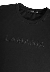 Černé bavlněné tričko s vyšitým logem "LAMANIA" ve stejné barvě, s kulatým výstřihem a hladkým povrchem.