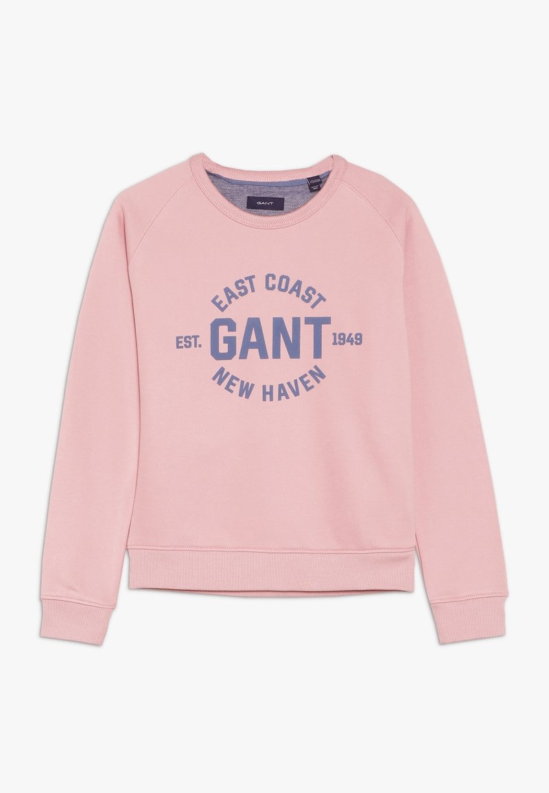 Różowa bluza z miękkiego materiału, z okrągłym dekoltem i rękawami raglanowymi. Na bluzie znajduje się nadrukowany tekst "East Coast GANT" w kolorze niebieskim.