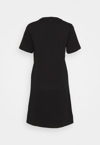 Černé šaty s krátkým rukávem, vyrobené z měkké bavlny. Hladká silueta s kulatým výstřihem, sahajícími po polovinu lýtek. Minimalistický design, bez viditelných vzorů.