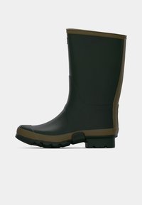 Μαύρη αδιάβροχη μπότες με λείο υφή, αντίθετους ελαιόχρους τόνους και λάστιχο σόλα με ανάγλυφο σχέδιο για καλύτερη πρόσφυση.