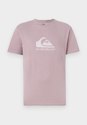 Világos rózsaszín póló, középen fehér Quiksilver logóval. Rövid ujjú, kerek nyakú, és egyszínű háttérrel.