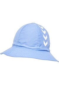 Blauer Hut aus leichtem Stoff mit breiter Krempe, auf einer Seite mit weißen Chevron-Akzenten versehen. Glatte Textur, lässiges Design.