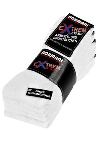 Weiße Baumwollsocken in einem Bündel gestapelt. Schwarze Etiketten tragen den Markennamen "NORMANI", "EXTREM STABIL" und Angaben "OHNE GUMMIDRUCK".