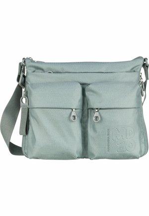 Lysegrå stof crossbody-taske med justerbar rem, to forlommer med lynlås og diskret præget logo på den ene lomme.