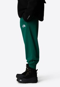 The North Face ESSENTIAL - Trainingsbroek - evergreen