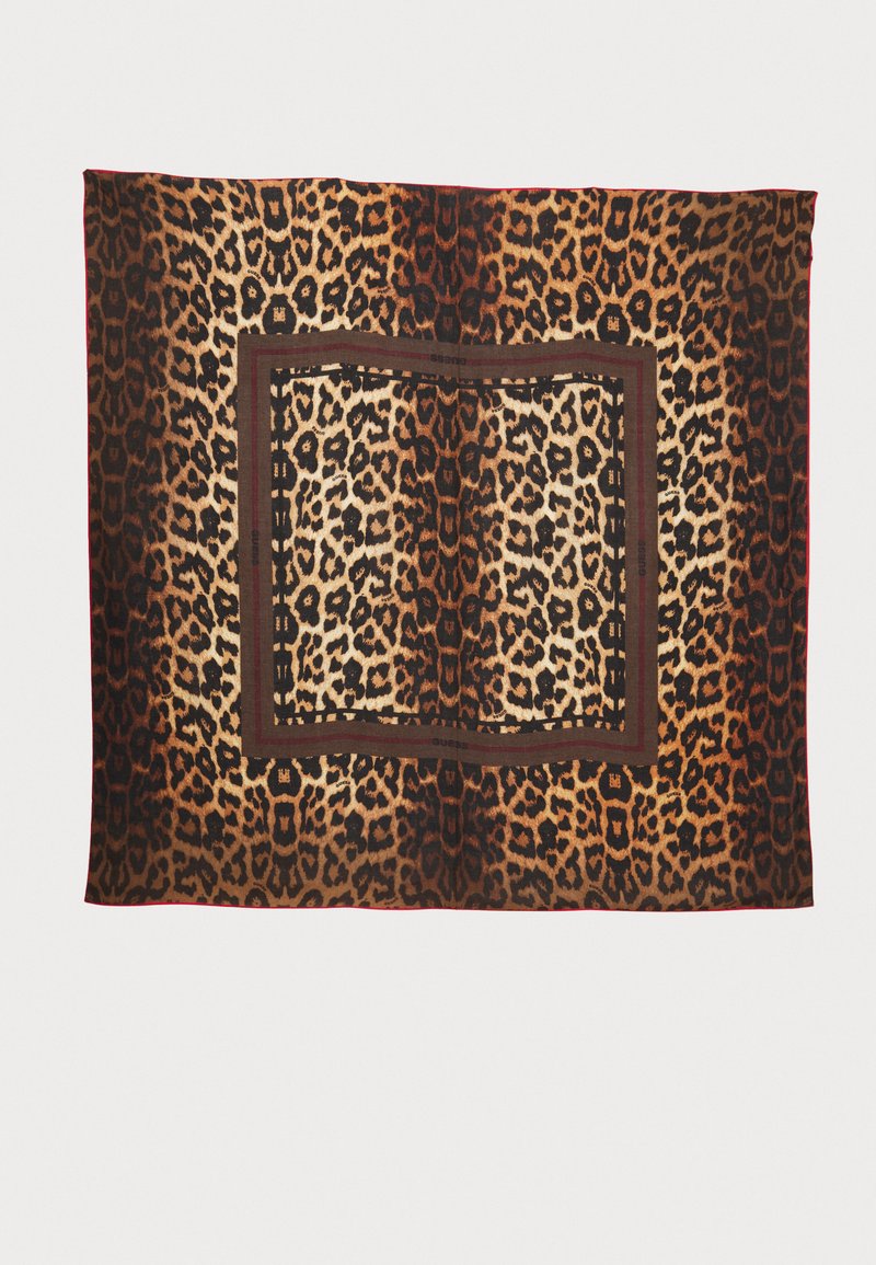Sciarpa con stampa leopardata caratterizzata da tonalità di marrone, beige e nero, con un bordo rosso scuro e un accentuazione centrale rettangolare. Materiale morbido.