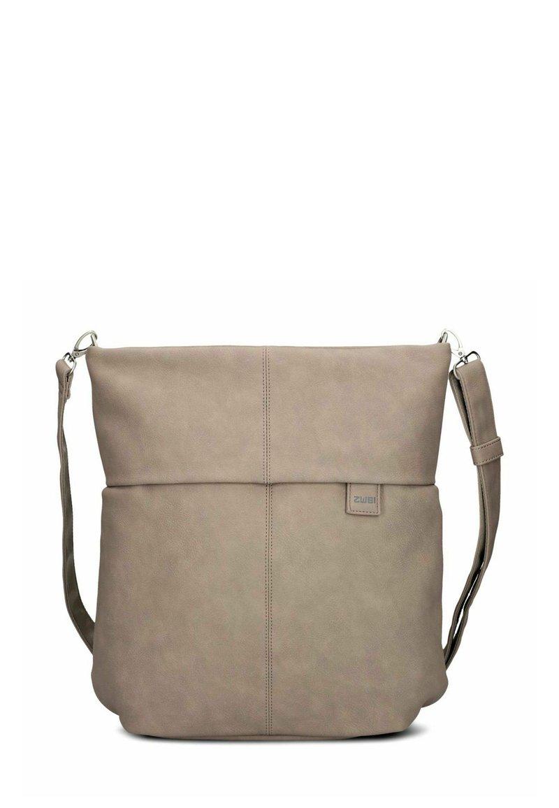 Borsa a tracolla in pelle grigia con finitura testurizzata, forma piatta, chiusura con zip superiore, tracolla regolabile e una piccola etichetta con logo sul davanti.