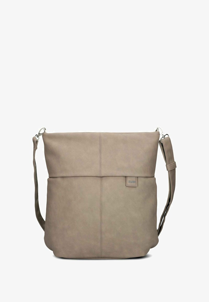 Borsa a tracolla in pelle grigia con finitura testurizzata, forma piatta, chiusura con zip superiore, tracolla regolabile e una piccola etichetta con logo sul davanti.